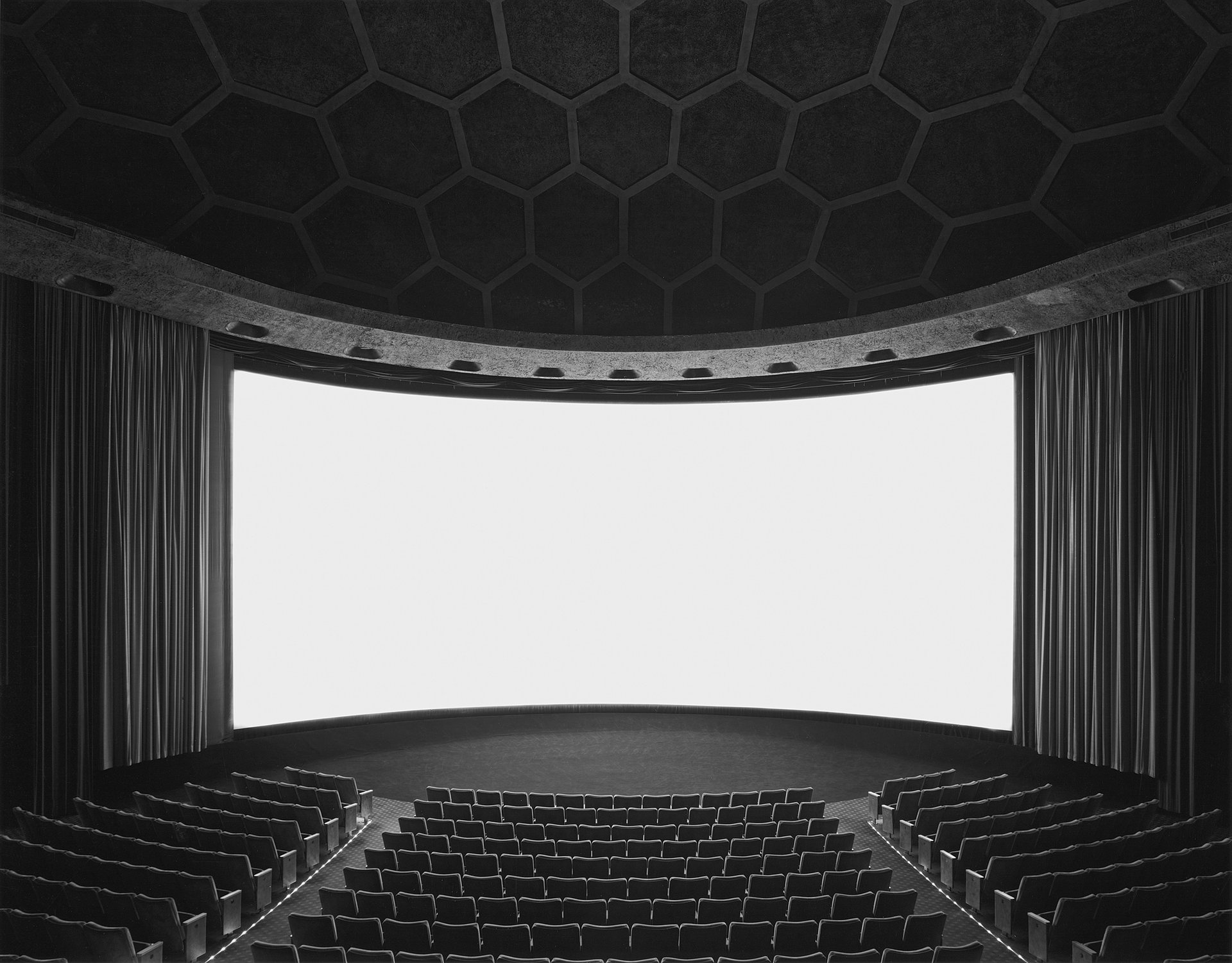 L'atmosphère incroyable des cinémas par Hiroshi Sugimoto | Lense
