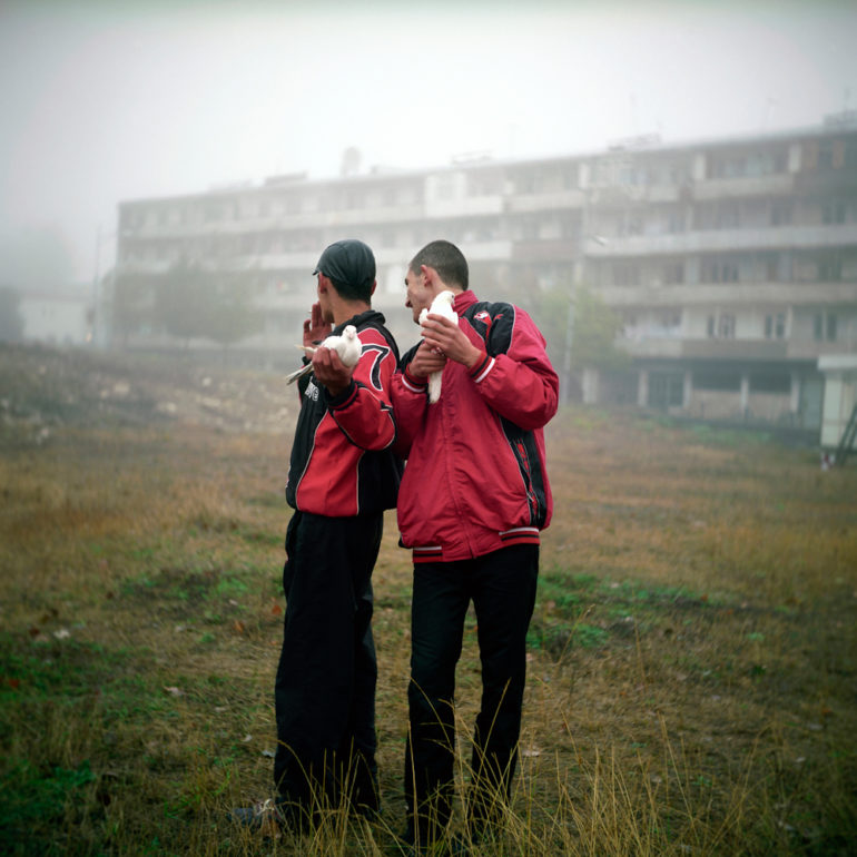 gonzague_nanda_Hayastan-lArménie-retrouvée_Deux-jeunes-hommes-de-Shoushi-récupèrent-les-pigeons-lâchés-à-loccasion-du-mariage..jpg