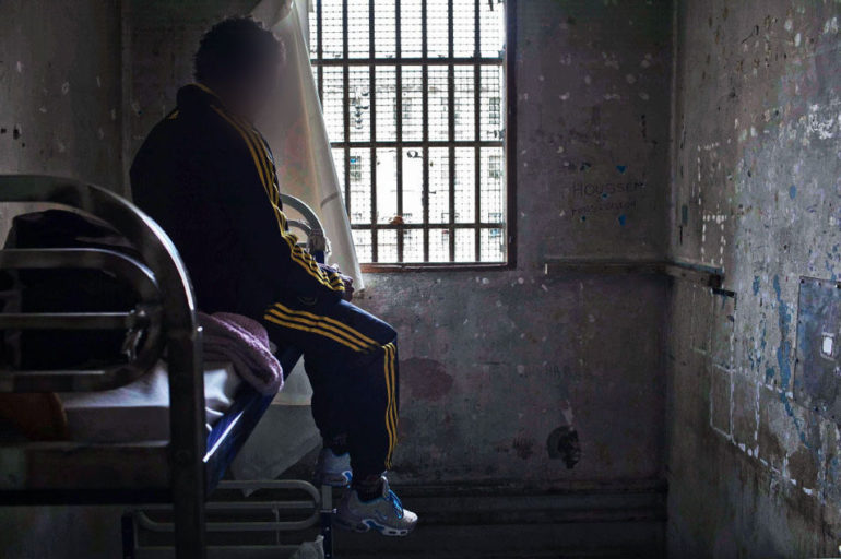 1800335_6_861e_cellule-de-confinement-dans-la-maison-d-arret_c461662f67c4cb9b74f6bafcd6043f70.jpg