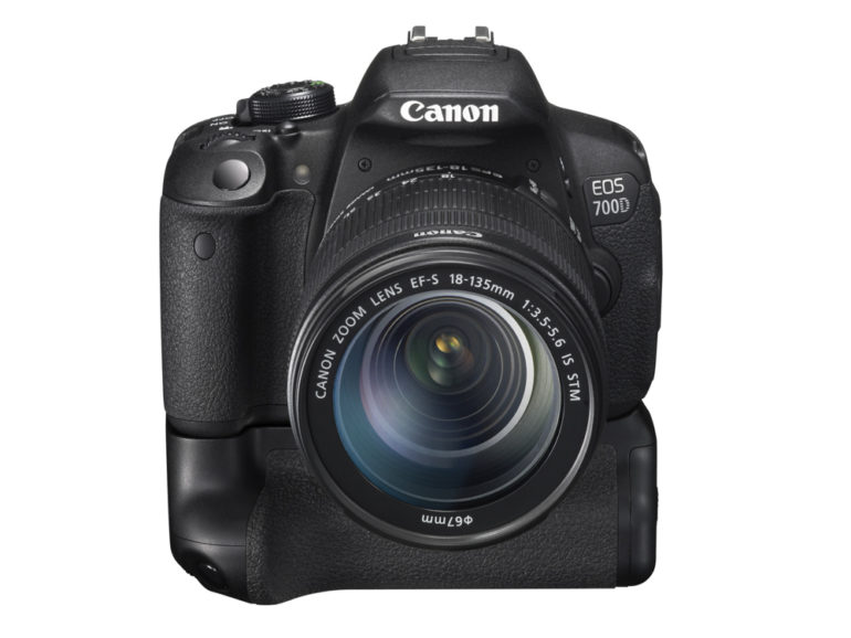 EOS 700D FRA BG-E9 w EF-S 18-135mm IS STM