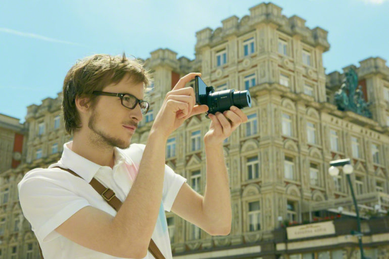 DSC-QX100_Lifestyle_03_Xperia-Z_EXP201412E-1200