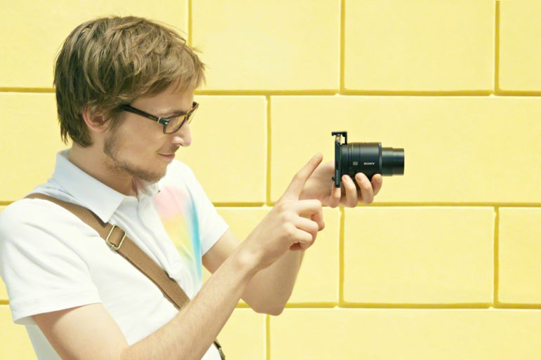 DSC-QX100_Lifestyle_04_Xperia-Z_EXP201412E-1200