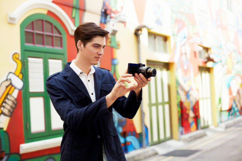 DSC-QX100_Lifestyle_06_Xperia-Z_EXP201412E-1200