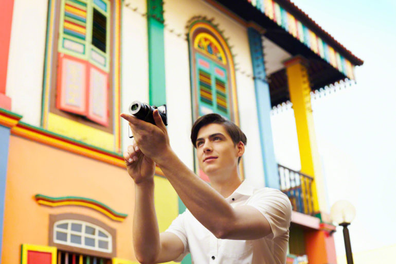 DSC-QX100_Lifestyle_08_Xperia-Z_EXP201412E-1200