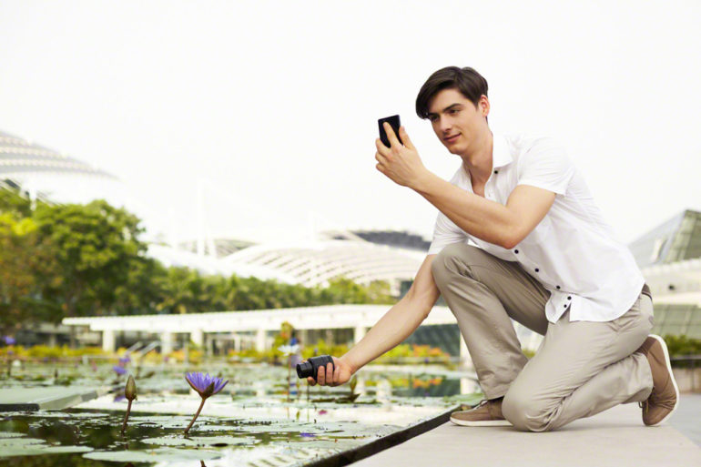 DSC-QX100_Lifestyle_12_Xperia-Z_EXP201412E-1200