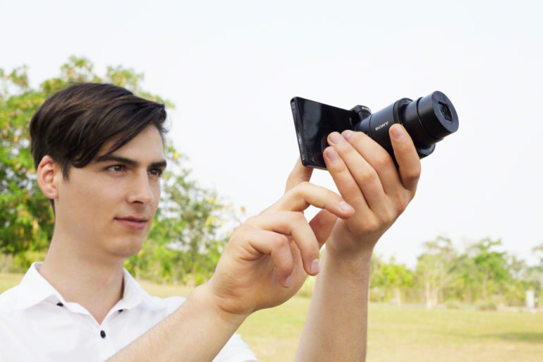 DSC-QX100_Lifestyle_13_Xperia-Z_EXP201412E-1200