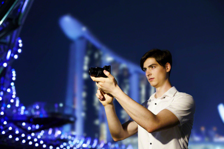 DSC-QX100_Lifestyle_14_Xperia-Z_EXP201412E-1200