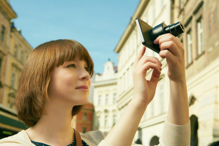 DSC-QX10_Lifestyle_02_Xperia-Z_EXP201412E-1200