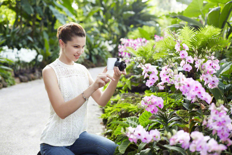 DSC-QX10_Lifestyle_03_Xperia-Z_EXP201412E-1200