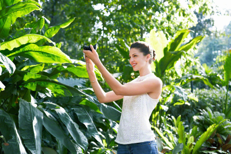 DSC-QX10_Lifestyle_04_Xperia-Z_EXP201412E-1200