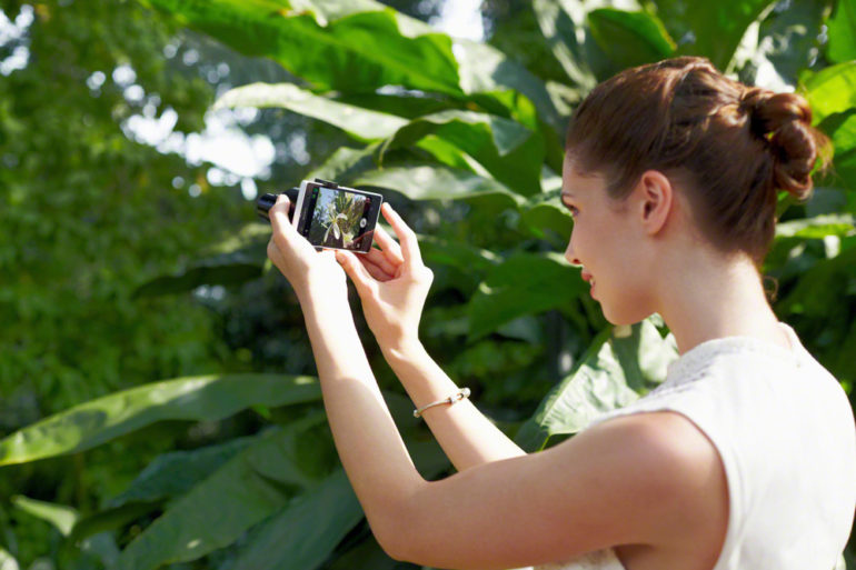 DSC-QX10_Lifestyle_05_Xperia-Z_EXP201412E-1200