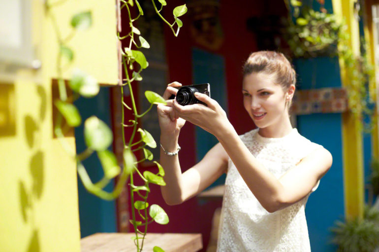 DSC-QX10_Lifestyle_07_Xperia-Z_EXP201412E-1200