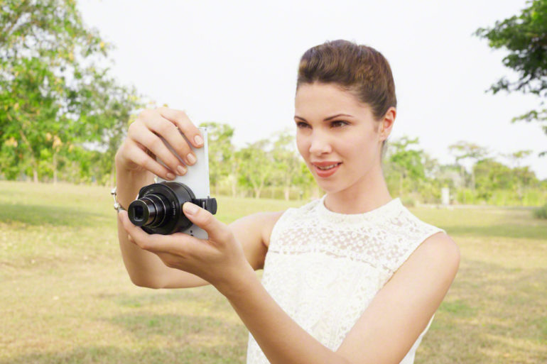 DSC-QX10_Lifestyle_08_Xperia-Z_EXP201412E-1200