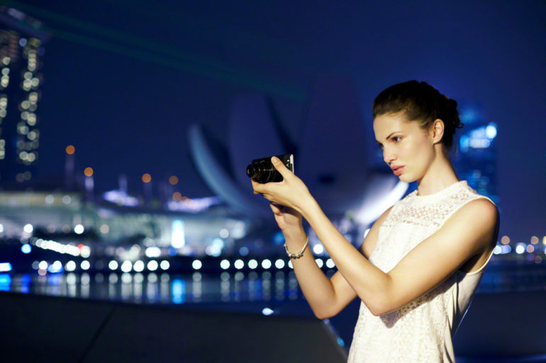 DSC-QX10_Lifestyle_09_Xperia-Z_EXP201412E-1200