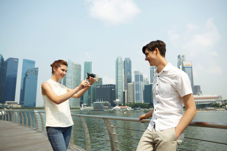 DSC-QX10_Lifestyle_10_Xperia-Z_EXP201412E-1200