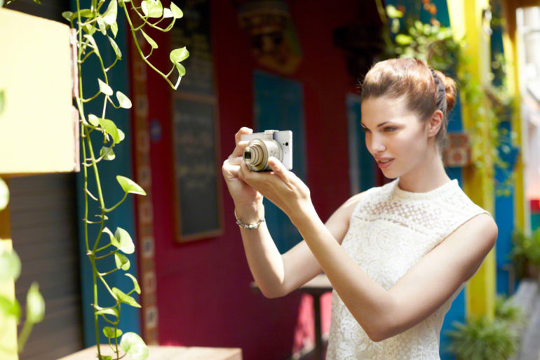 DSC-QX10_W__Lifestyle_02_Xperia-Z_EXP201412E-1200