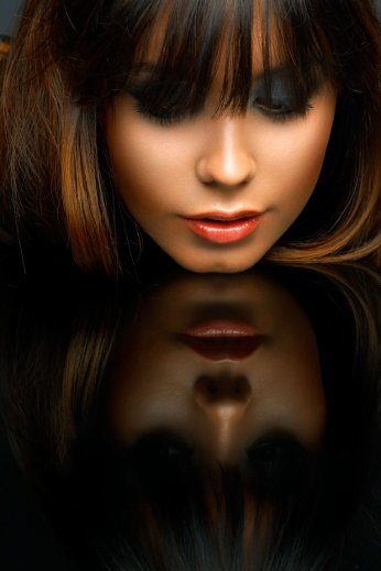 fille-miroir-a-votre-image-portrait-notre-concept.jpg