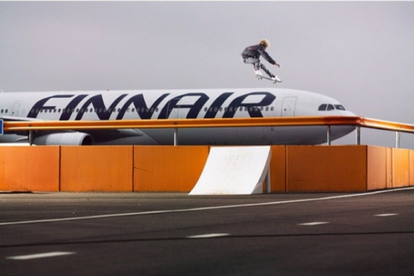 Quand-le-photographe-Arto-Saari-transforme-un-aéroport-en-skatepark-–-Lense.fr-1-600x4001.png