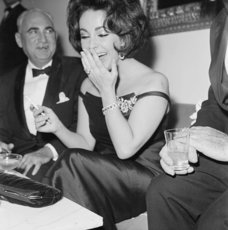 paparazzo-elizabeth-taylor.nocrop.w1800.h1330.2x-810x820.jpg