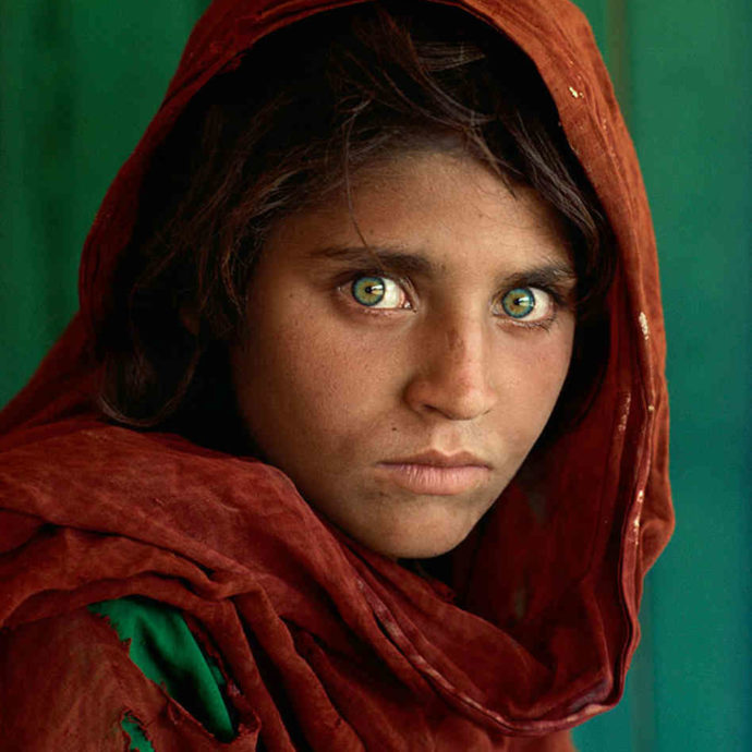 Les grands photographes - Page 2 Mccurry_custom-d8f18fad4de9bb35b8dcb13c51d529c0f290463f-s6-c30-690x690