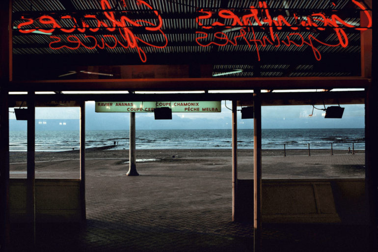 harry-gruyaert-coffee-on-the-beach-ostende-belgium-1988.jpg