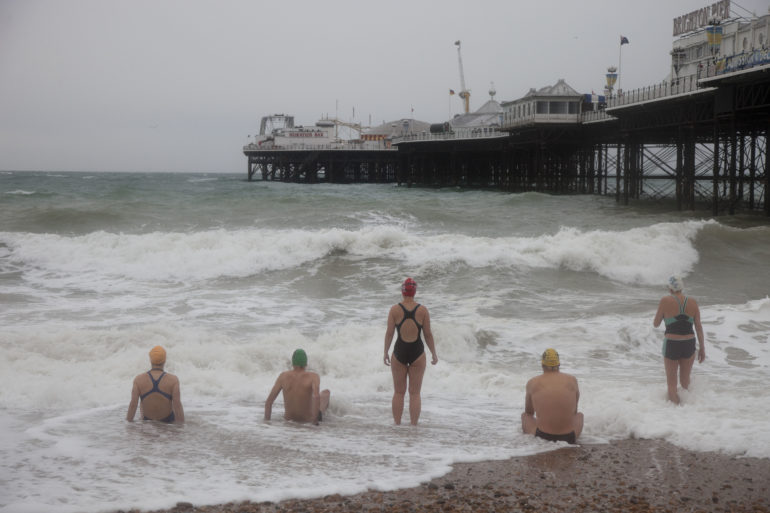 Angleterre, Brighton, Members of the Sea Swimming Club who meet daily to swim in the sea, 2010 © Martin Parr / Magnum Photos