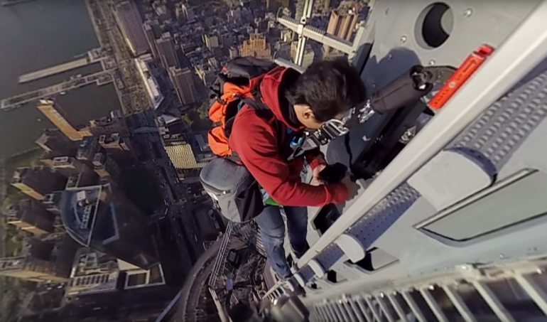 Capture d'écran tirée de la vidéo "Climbing 1 World Trade Center : Man on Spire" © Jimmy Chin / New York Times