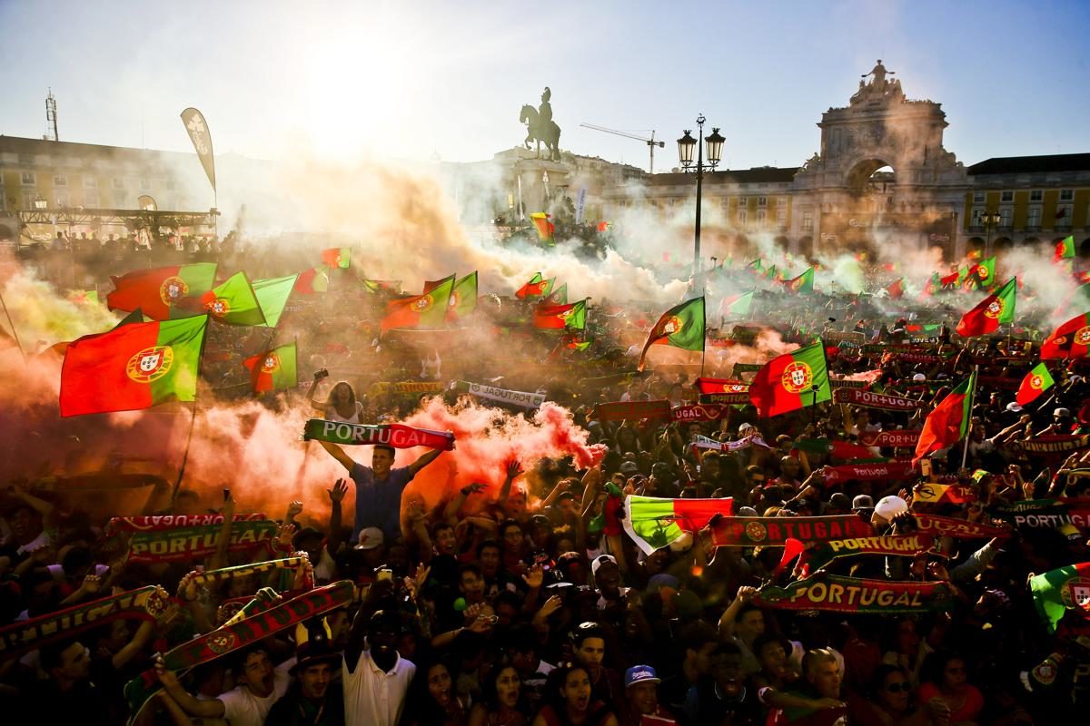 Supporters portugais lors de la final de l'Euro 2016 entre le Portugal et la France sur la place Terreiro do Paco à Lisbonne, Portugal - © Mario Cruz/EPA