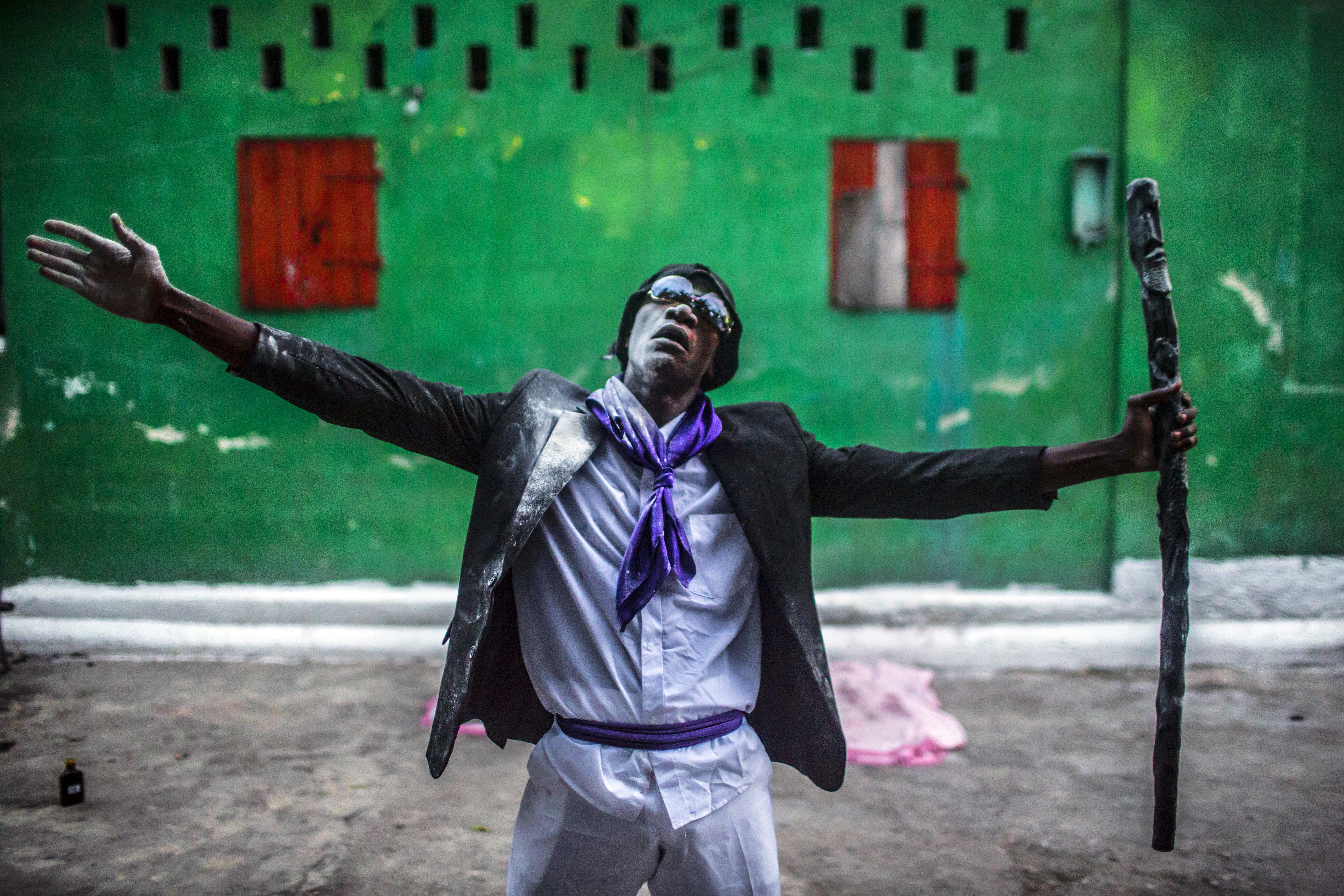 © Corentin Fohlen/ Divergence. Port-au-Prince, Haiti. 2 novembre 2015. Ceremonie des Guedes a l'occasion de la Fete des Morts. Un homme possede par le Loa Guede. Son nom de Guede est Tipi Lakwa