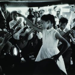 Sabine Weiss, Petite Gitane et Maritas de Plata,Saintes Maries de la Mer, 1998