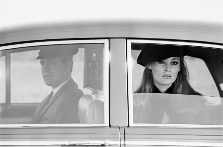 Ursula Andress, rolls & chauffeur, Dublin, 3 novembre 1965