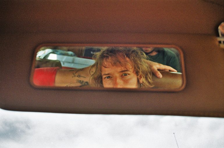 58 autoportrait retro interieur