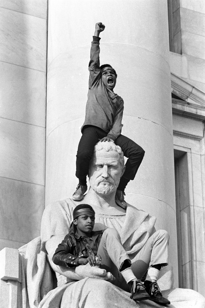 Stephen Shames, Demonstration in front of the New Haven County Courthouse during Bobby Seale, Ericka Huggins trial, May 1st 1970 © Stephen Shames / Steven Kasher Gallery