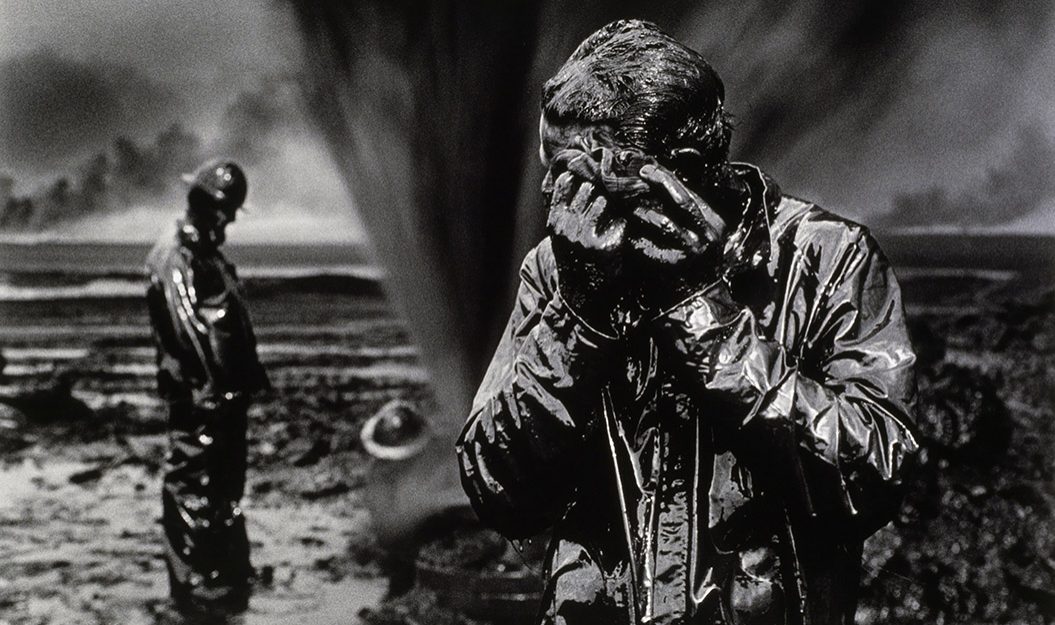 Sebastião Salgado Gisement de pétrole du Grand Burhan, Koweït, 1991 © Sebastião Salgado / Amazonas Images. Collection Maison Européenne de la Photographie, Paris. ￼￼