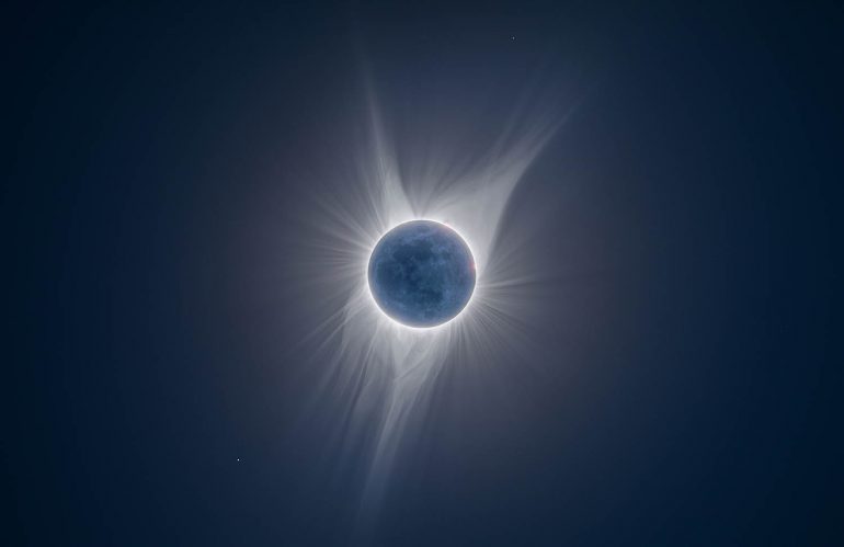 OM31856_Earth Shine © Peter Ward (smaller)