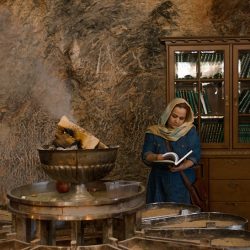 Une femme zoroastrienne devant l'autel dans un lieu sacré, Chak Chak