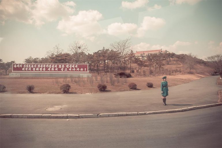 grand-prix-photo-voyageurs-du-monde-helene-veilleux-pyongyang-traffic-girl-1000px