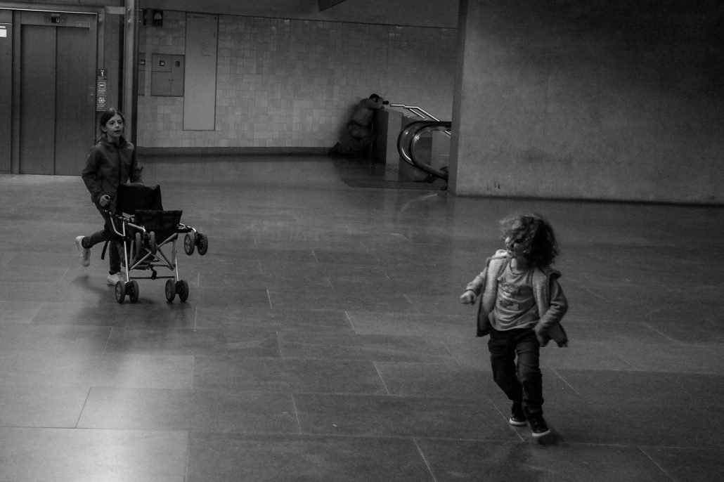 EN-ATTENDANT-LE-METRO-1030x686