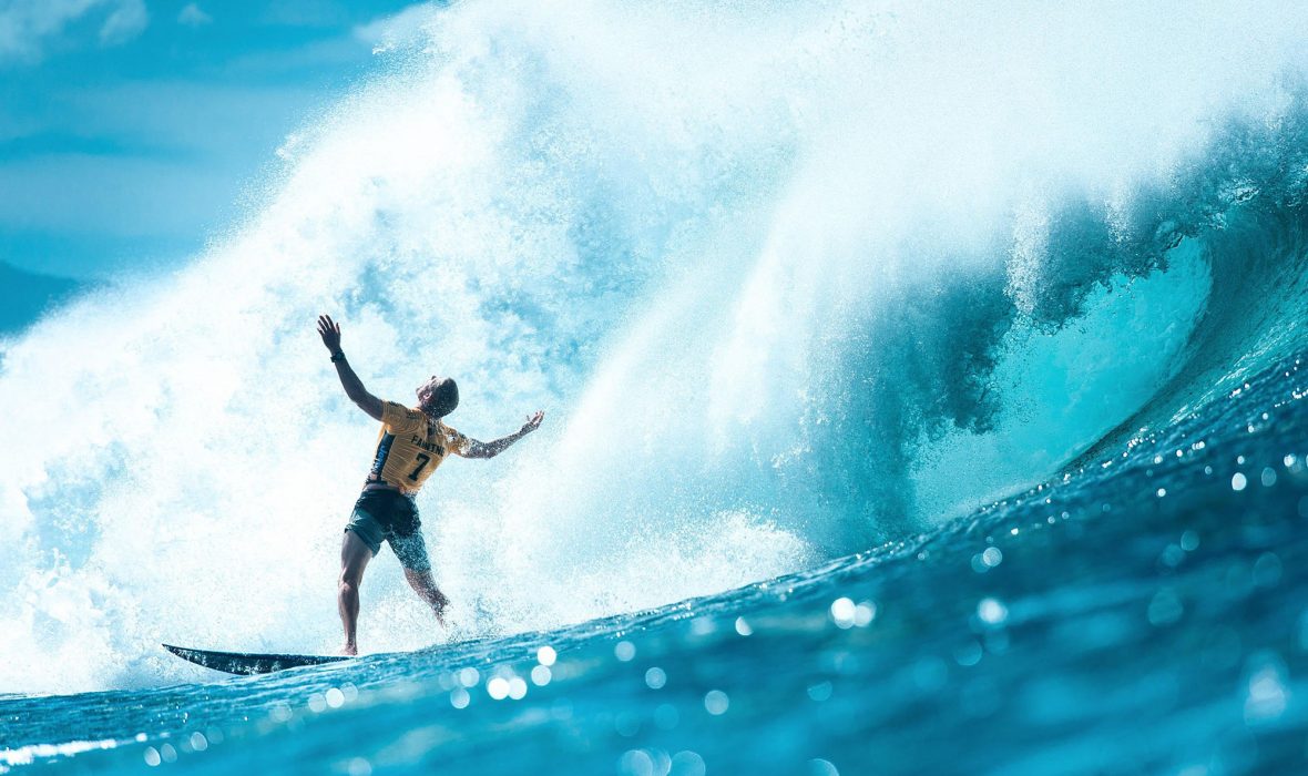 red-bull-illume-2016-corey-wilson-mick-fanning-powerful-moment-01-2000px