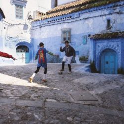 joseph-ouechen-enfants-jouant-au-foot-dans-les-rues-de-chefchaouen-chefchaouen-maroc-2018-2-810x540