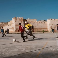 joseph-ouechen-grand-pere-jouant-au-foot-avec-des-enfants-taroudant-maroc-2018