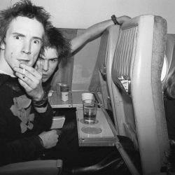 bob_gruen_JohnnyRotten_SidVicious_Europe1977-1080x675