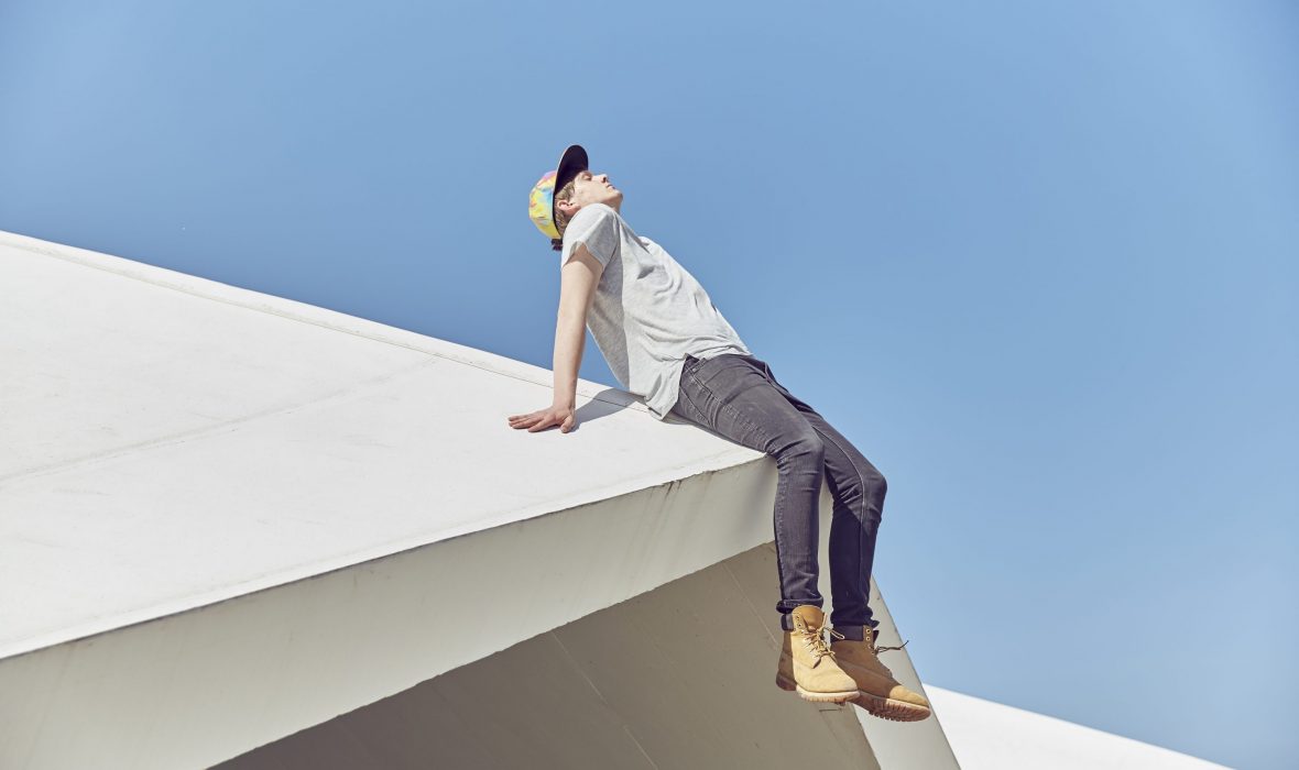 X-StandingOnTheBeach,StaringAtTheSea_Chau Cuong Lê _Pour Planc