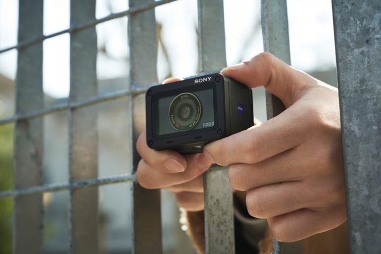 content_Sony_DSC-RX0M2_Lifestyle_01