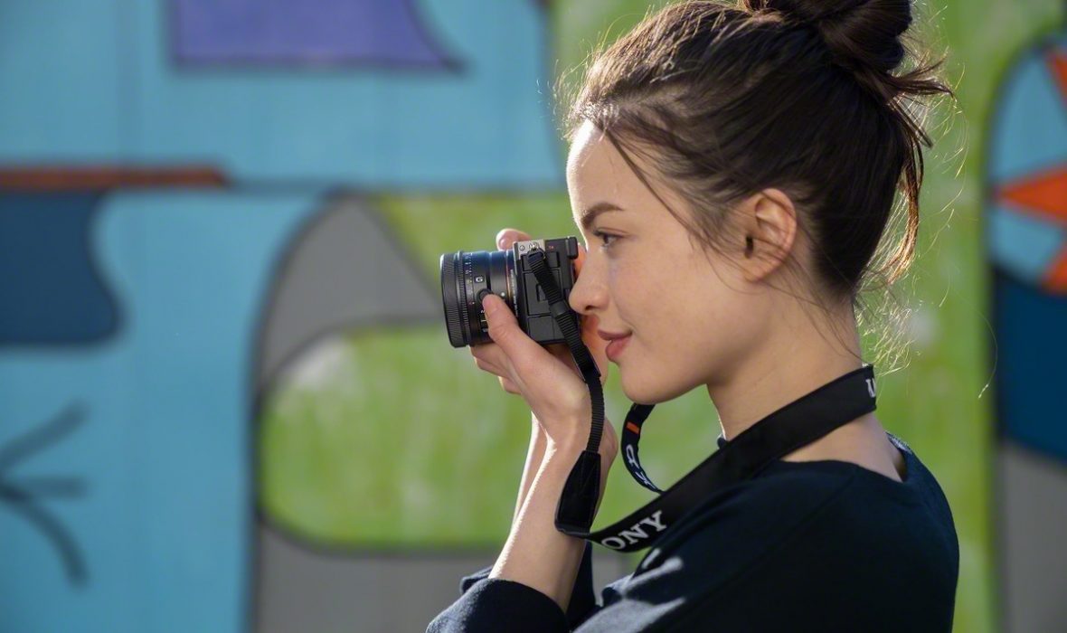 3. SEL50F25G-20_Common_ILCE-7C_silver_Situation2_