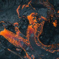 1-NEW-EARTH-eruption-in-Iceland-photographed-by-Thrainn-Kolbeinsson-696x463