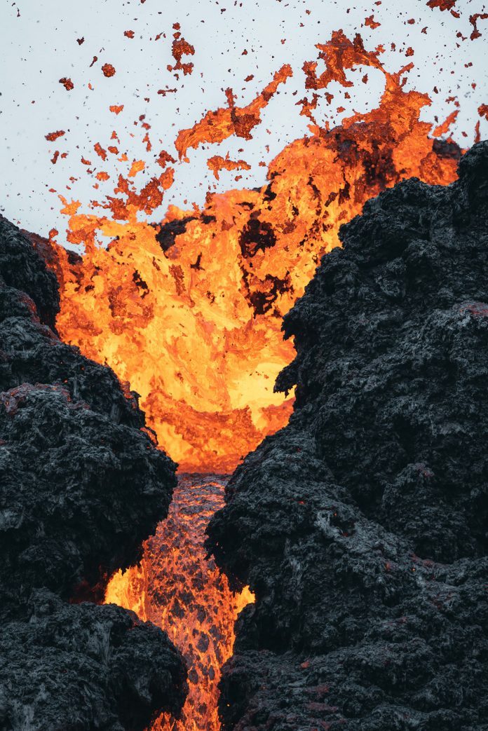 4-NEW-EARTH-eruption-in-Iceland-photographed-by-Thrainn-Kolbeinsson-696x1043