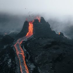 5-NEW-EARTH-eruption-in-Iceland-photographed-by-Thrainn-Kolbeinsson-696x464