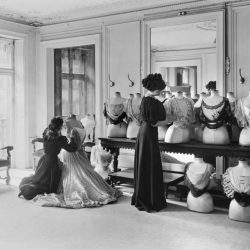 Le drapage du corsage chez le couturier Worth. Paris, 1907.