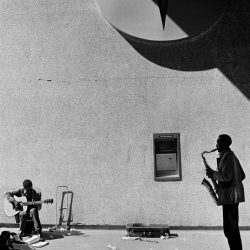 12_Joseph Rodriguez_TAXI Series_Citicorp Building, Midtown, NY 1984_copyright Joseph Rodriguez_courtesy Galerie Bene Taschen